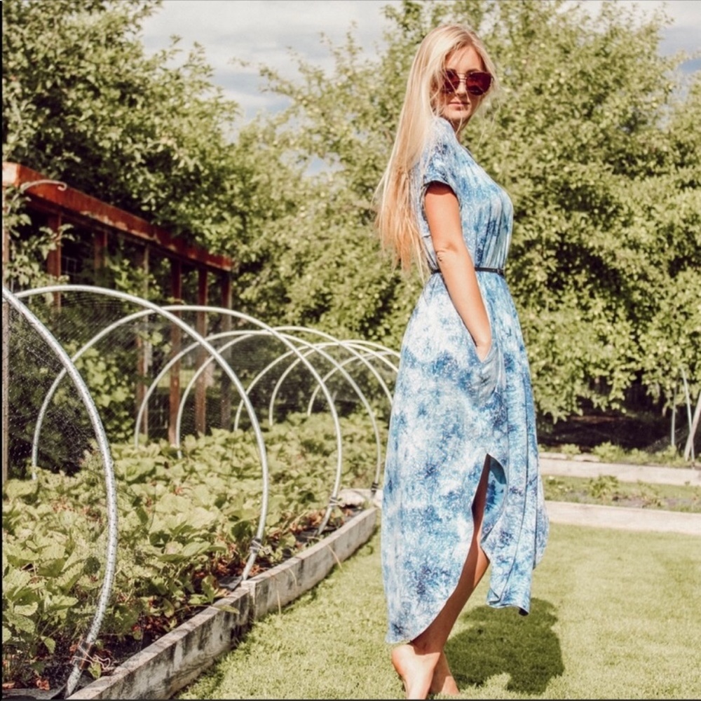 NWT SHORT SLEEVE BLUE & WHITE TIE DYE MAXI DRESS